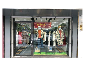 ​赛罕区桥华世纪村盈利中服装店转让（五年老店）