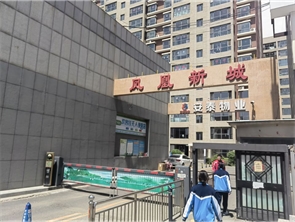 新城区凤凰新城小区门口空铺出租